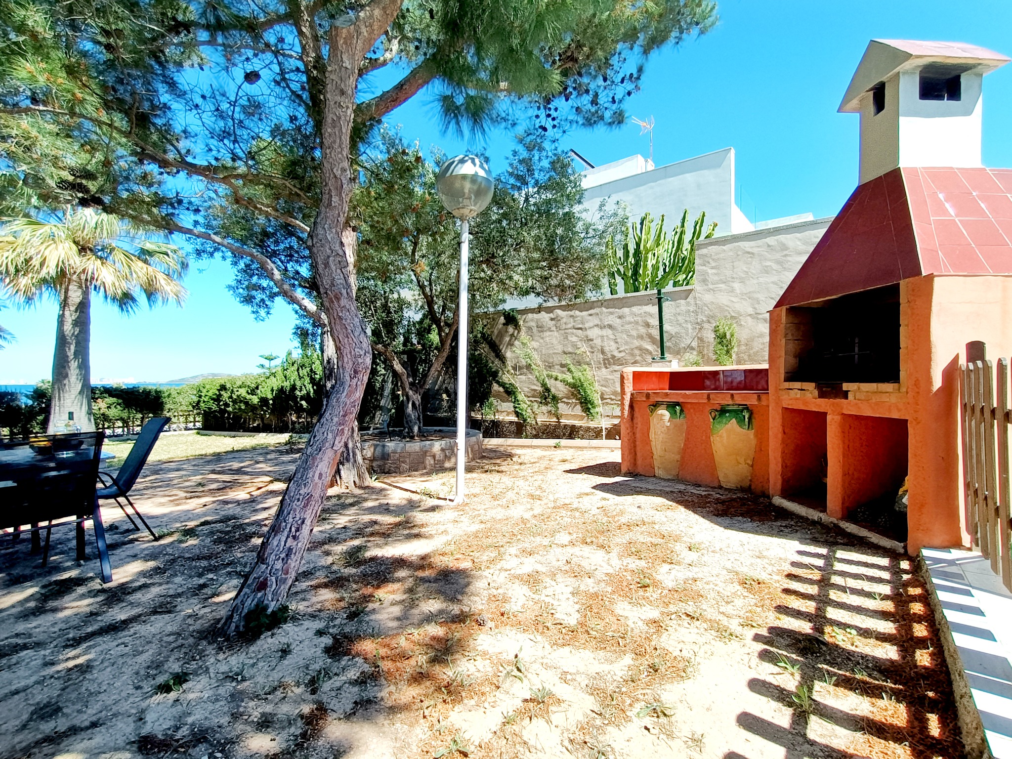 Barbacoa y jardín de la villa